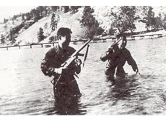 Force 136 Volunteers train in Lake Okanagan in amphibious infiltration techniques